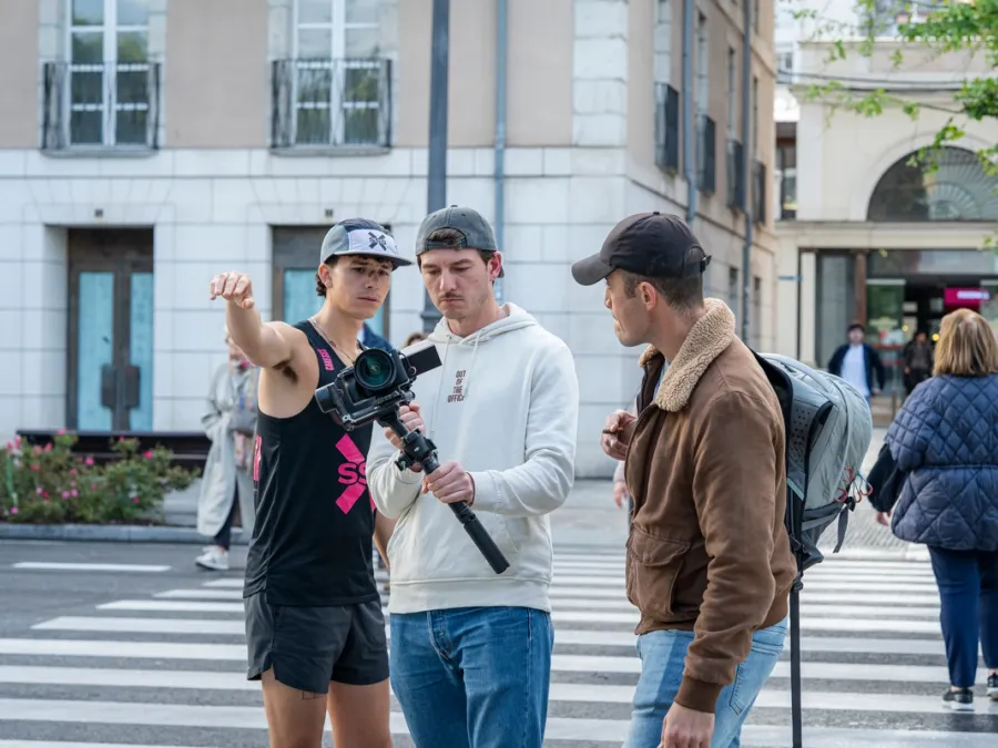Equipo de rodaje preparando una toma en la calle con cámara estabilizada