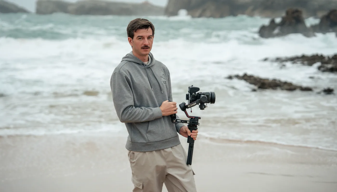 Andrey Shamray rodando con cámara estabilizada en gimbal en la costa cántabra