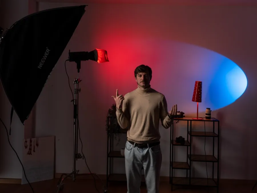 Set de estudio iluminado con luces de color durante un rodaje para marca